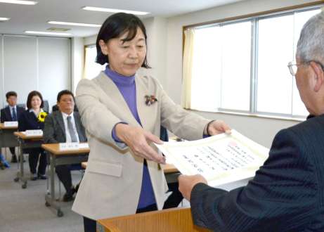 さつま町議選の当選証書を受け取る武さとみ氏＝１４日、さつま町役場