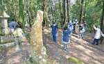 火と水の神さまの石碑に団子を供え、踊りを奉納する住民＝１３日、伊佐市菱刈川南