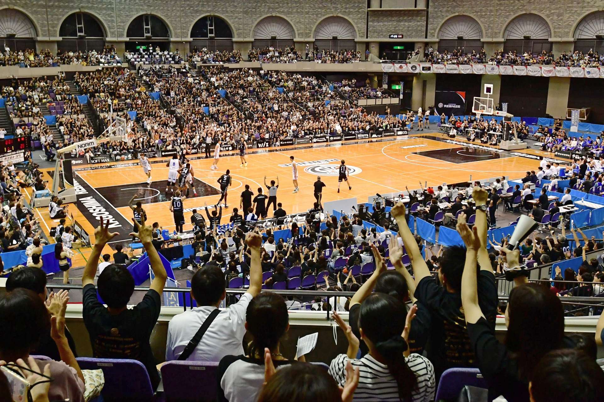 〈関連〉２０２４年１０月、鹿児島レブナイズの開幕戦で盛り上がるファン＝鹿児島市の西原商会アリーナ