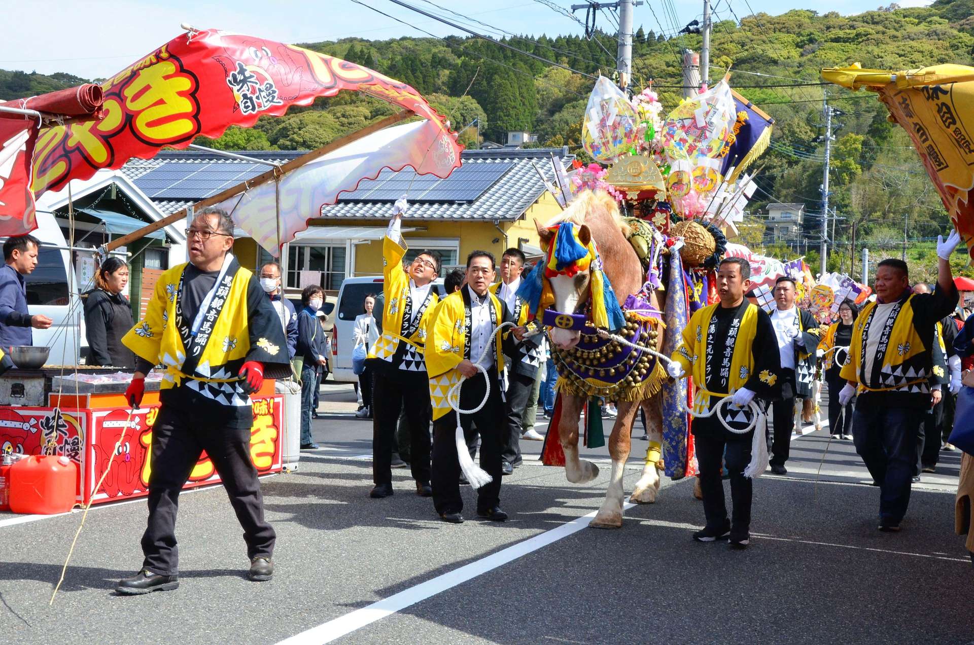 駅前通りを進む、鈴を付けた馬＝日置市東市来町湯田