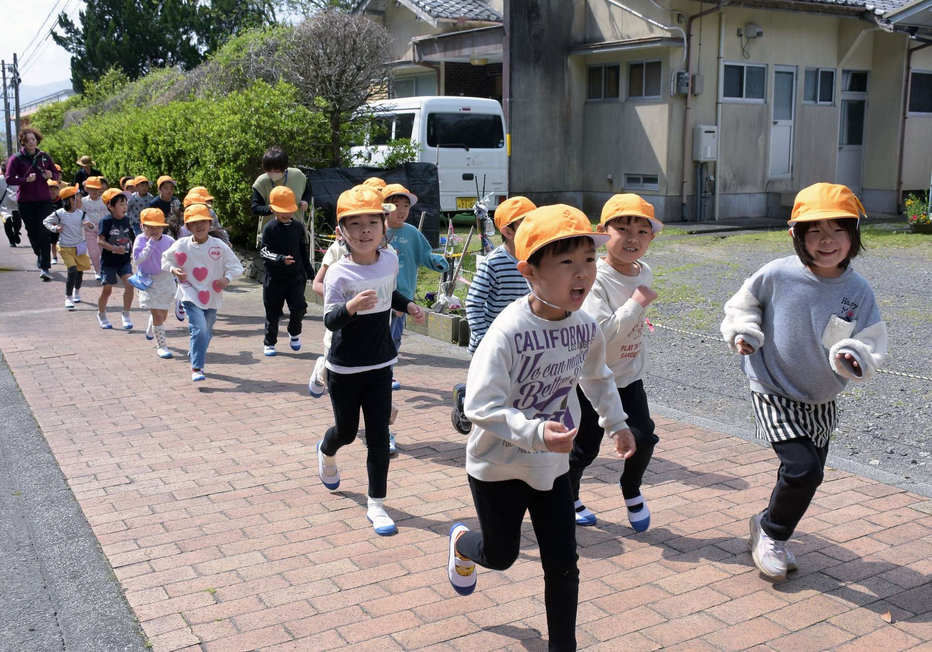 高台を目指し走って避難する大崎小児童＝１４日、大崎町仮宿
