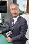 ２期目の当選を果たし「身の引き締まる思い」と語る石畑博町長＝１４日、南大隅町役場