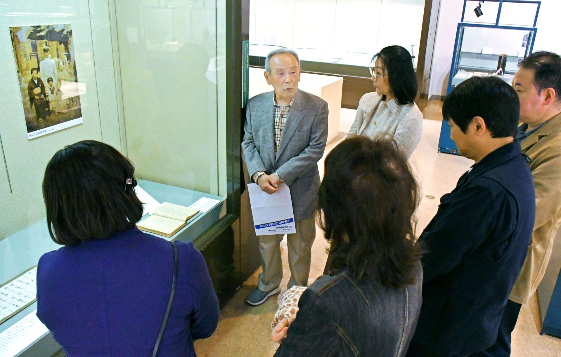 横山少佐の遺品について家族と話す、おいの横山正照さん（奥中央）＝１２日、鹿児島市の黎明館