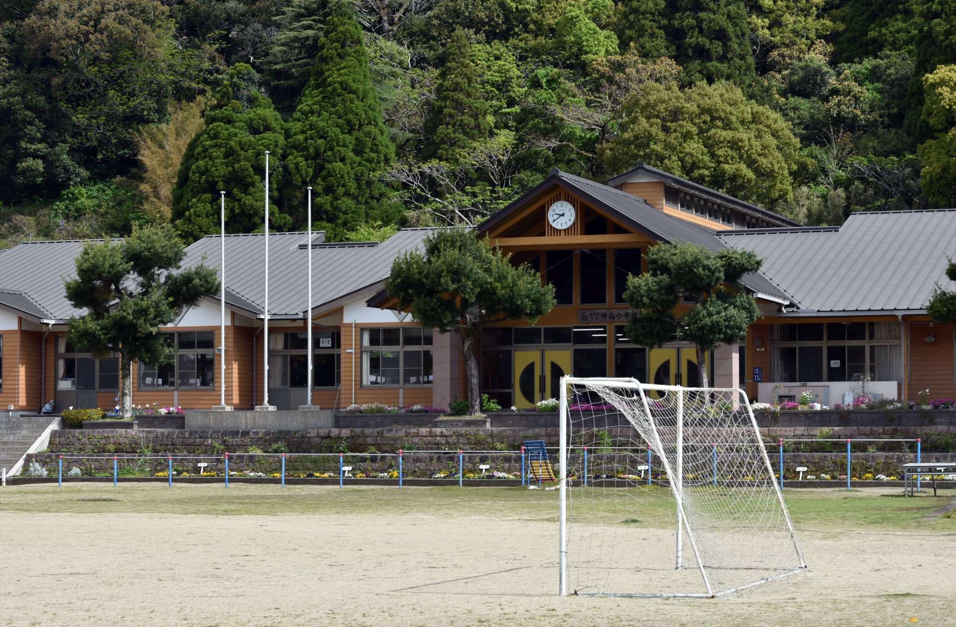 熊本地震で亡くなった脇志朋弥さんらが通っていた神山小学校＝１５日、南大隅町根占川北