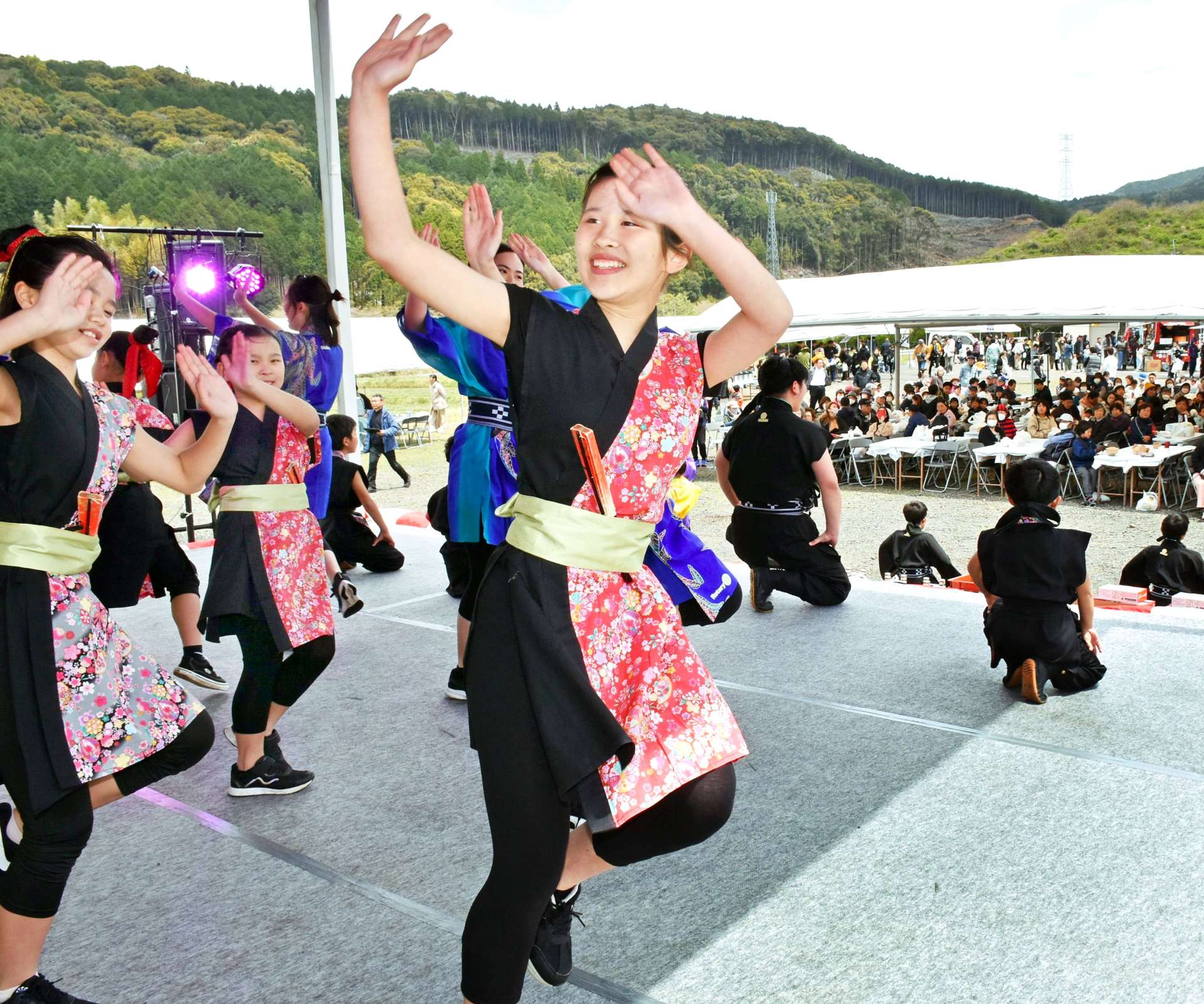 チームちむどんの躍動感あるパフォーマンスが披露された山神祭＝１３日、伊佐市菱刈前目