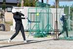 打撃練習に励む選手＝鹿屋市の百引多目的グラウンド