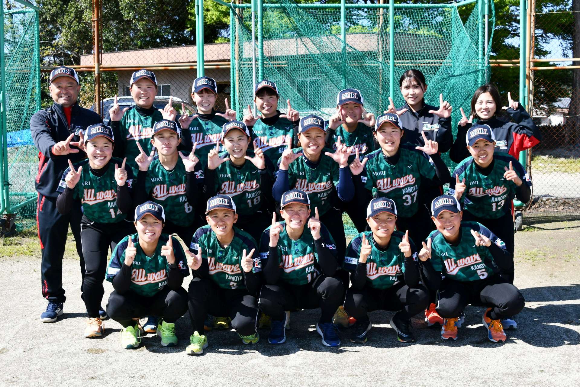 リーグ連覇を目指す森ＡＷの選手ら＝鹿屋市の百引多目的グラウンド