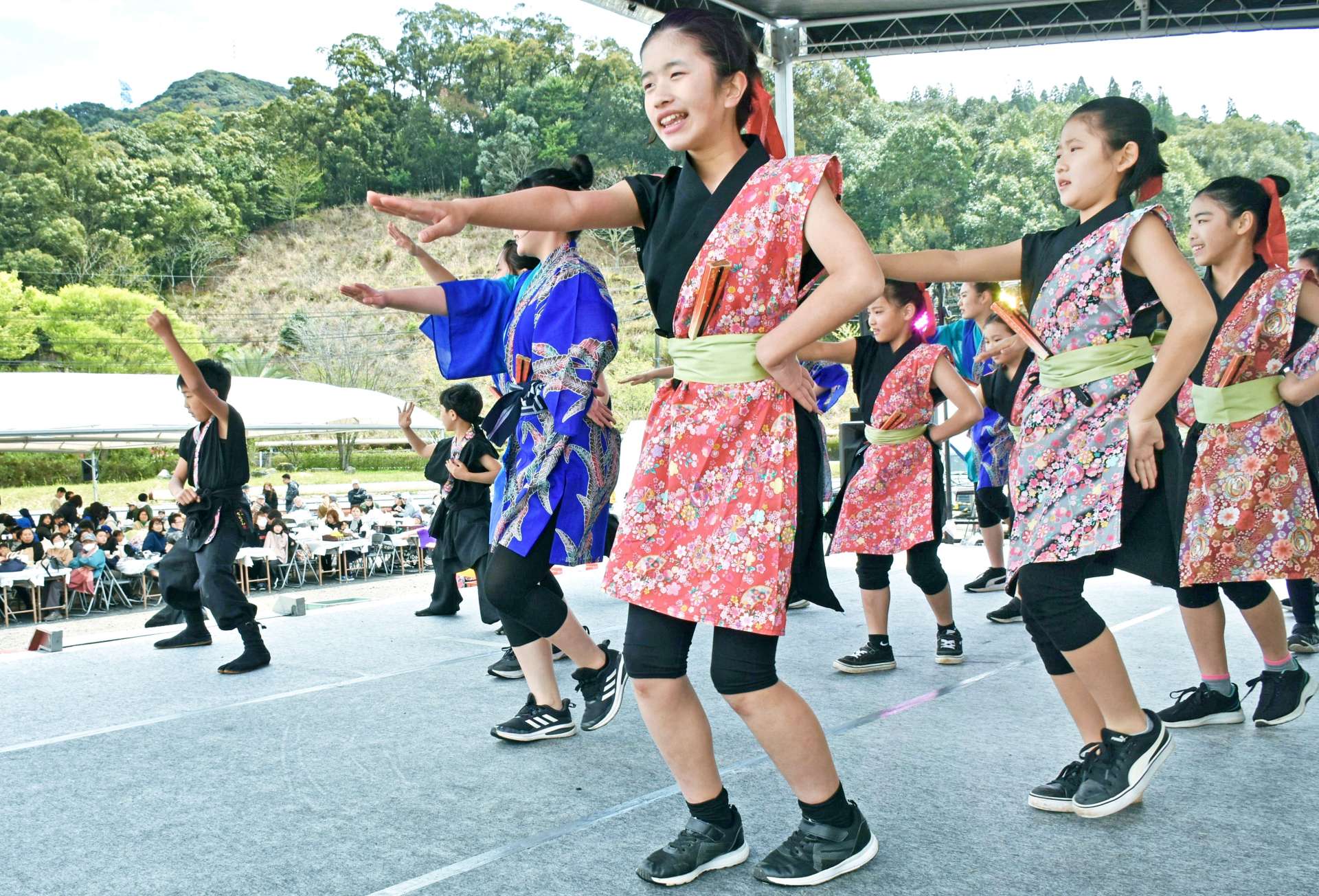 チームちむどんの躍動感あるパフォーマンスが披露された山神祭＝１３日、伊佐市菱刈前目