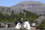 山の平穏や登山者の安全を願い神事を行う神職＝１６日、霧島市の高千穂河原
