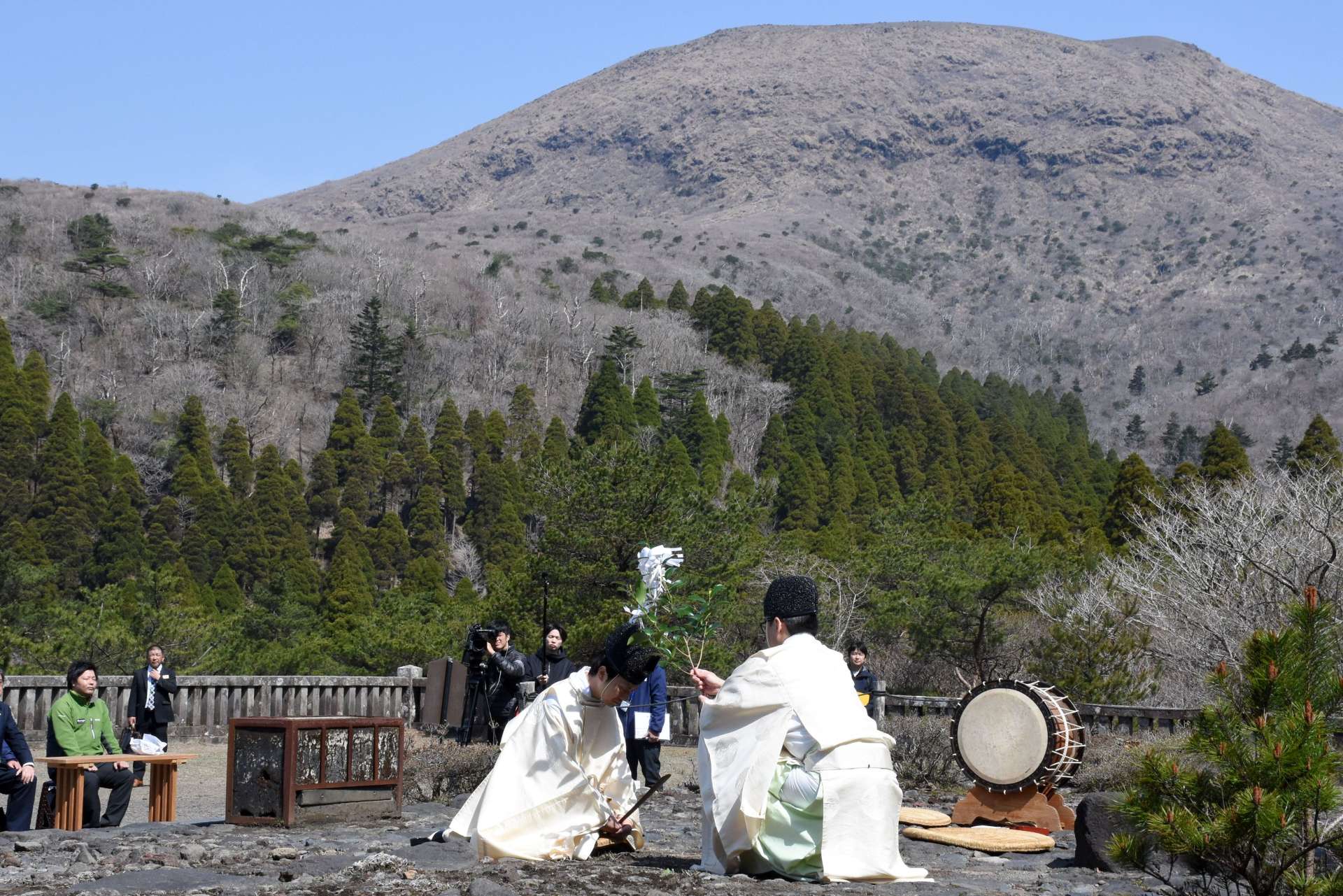 山の平穏や登山者の安全を願い神事を行う神職＝１６日、霧島市の高千穂河原