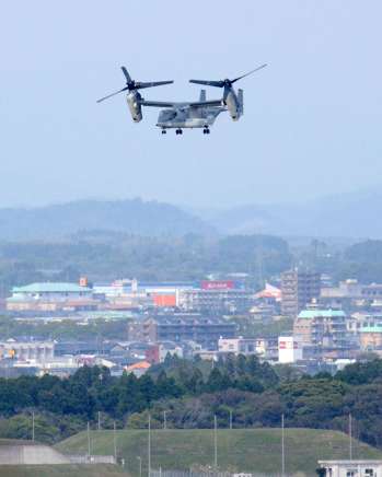 海上自衛隊鹿屋航空基地を飛び立つ陸上自衛隊のV２２オスプレイ＝１６日午後３時４５分ごろ、鹿屋市