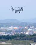 海上自衛隊鹿屋航空基地を飛び立つ陸上自衛隊のV２２オスプレイ＝１６日午後３時４５分ごろ、鹿屋市