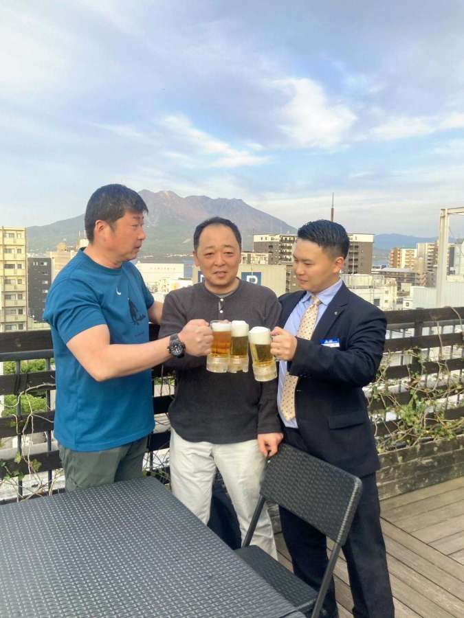 ビアガーデンを楽しむ招待客ら＝１６日、鹿児島市のマルヤガーデンズ