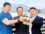 ビアガーデンを楽しむ招待客ら＝１６日、鹿児島市のマルヤガーデンズ