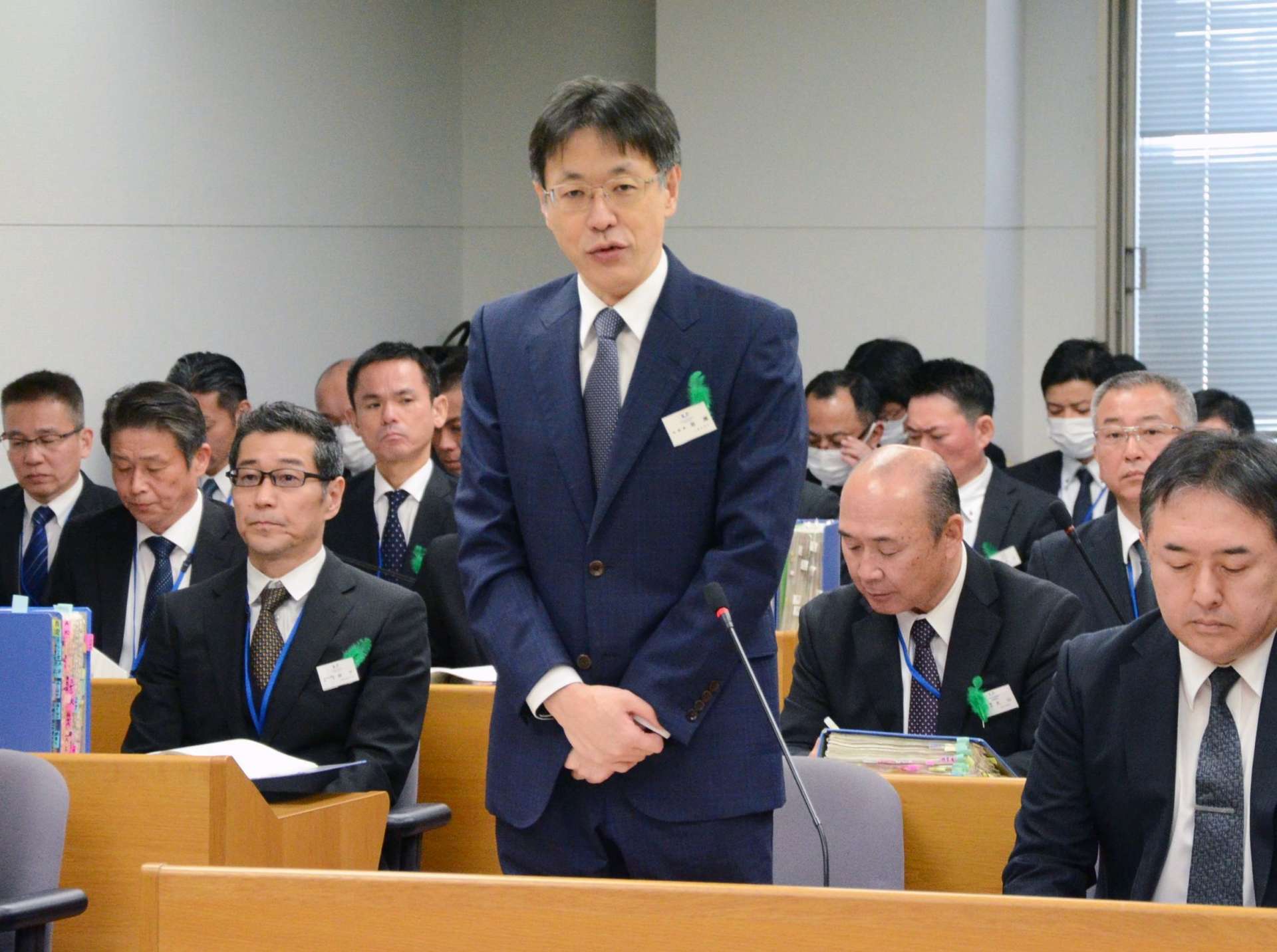 鹿児島県議会総務警察委員会の閉会中委員会であいさつする岩瀬聡県警本部長＝１６日、県議会