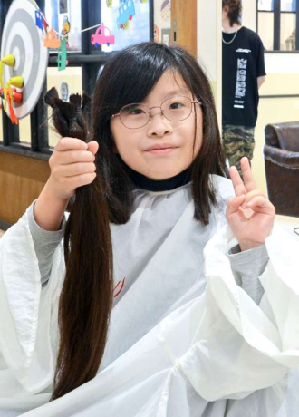 〈別カット〉ヘアドネーションのために髪をカットした後迫香凛さん＝鹿児島市与次郎１丁目
