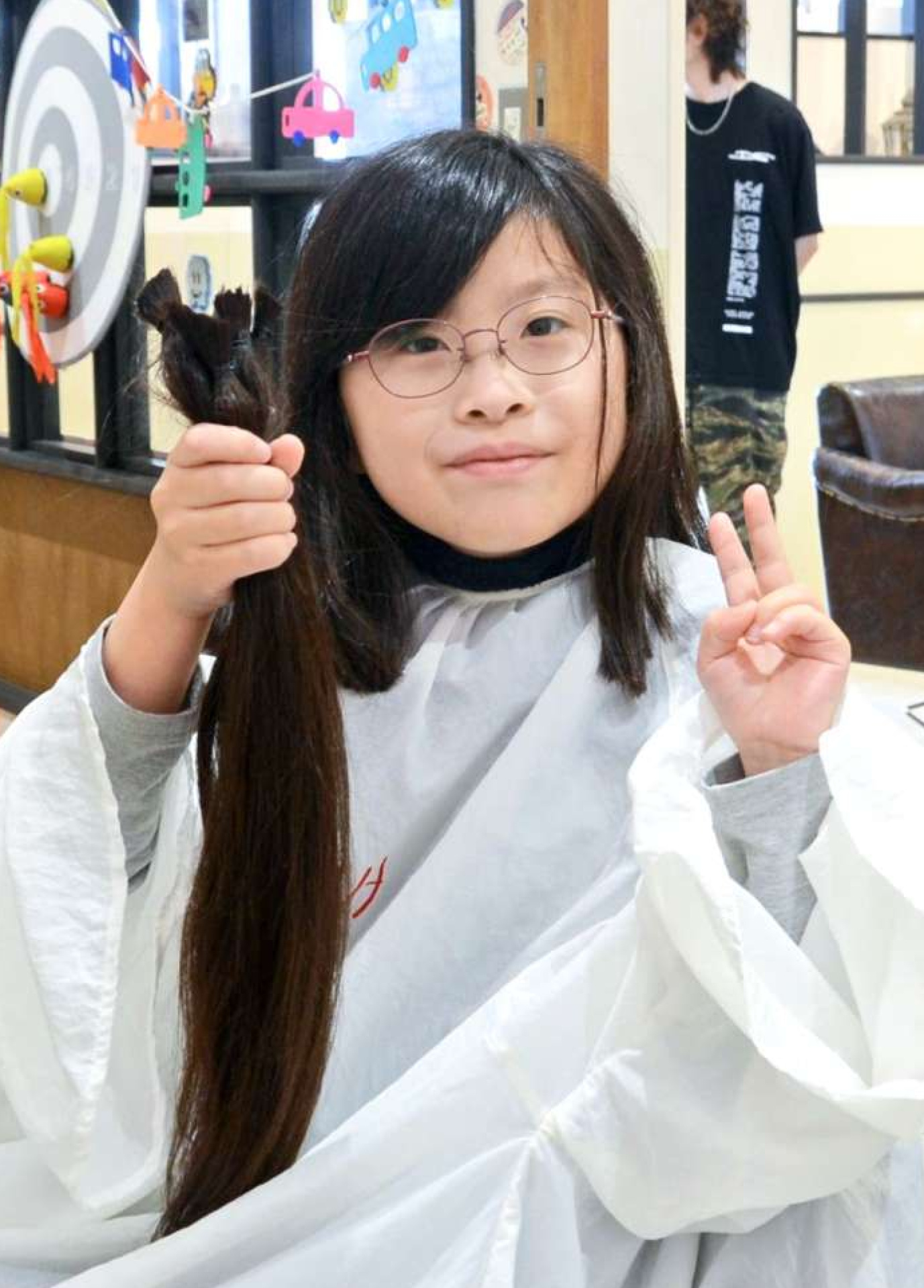 〈別カット〉ヘアドネーションのために髪をカットした後迫香凛さん＝鹿児島市与次郎１丁目