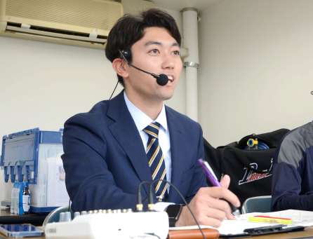 〈別カット〉大学野球で実況をする蜂須賀友助さん＝鹿児島市の平和リース球場