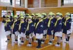 交通事故のない世界を願うピースサインの敬礼を練習する「宮之城交通少年団」の団員ら＝１４日、さつま町宮之城屋地