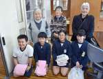 ぞうきんのプレゼントを喜ぶ児童＝１５日、錦江町の大根占小学校