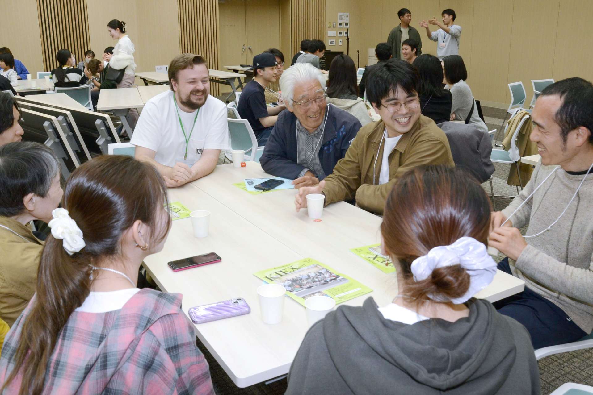 「国際交流カフェ」で交流を楽しむ参加者＝鹿児島市加治屋町のかごしま国際交流センター