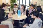 「国際交流カフェ」の学生席で交流を楽しむ高校生ら＝鹿児島市加治屋町のかごしま国際交流センター