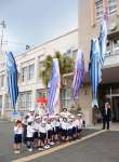 枕崎小学校の児童が掲揚したかつおのぼり＝１７日、枕崎市役所
