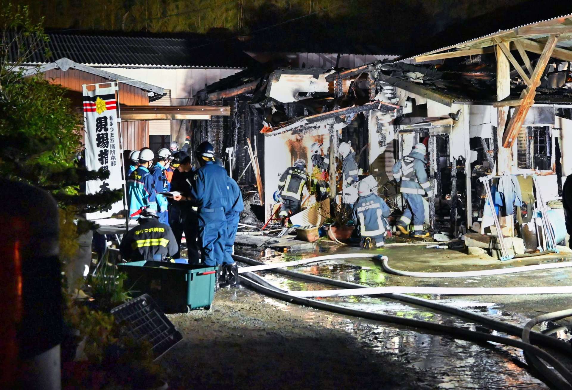 住家１棟を全焼した火災現場＝１７日午後８時５５分、南さつま市金峰町高橋