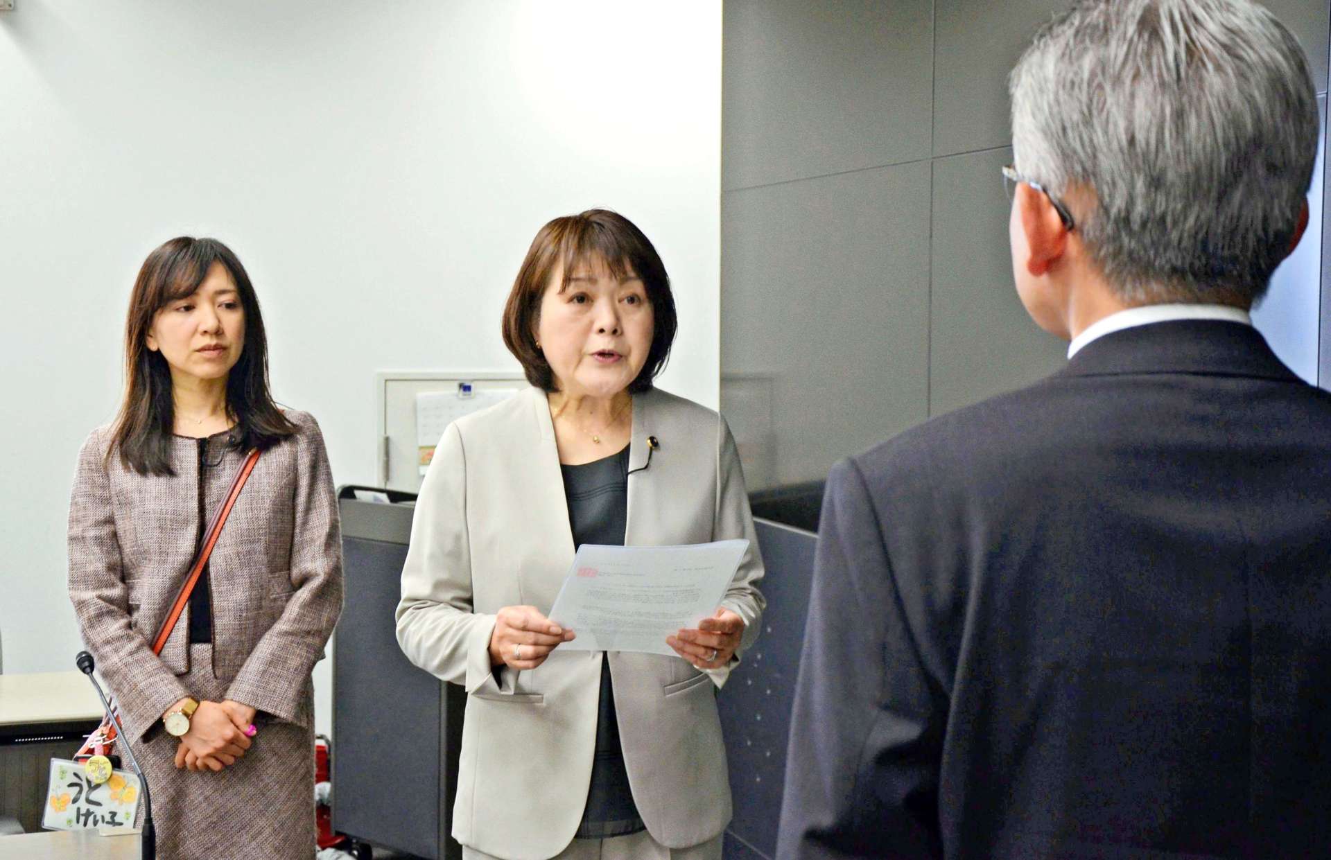 申し入れ書を読み上げる立憲民主党鹿児島県連の柳誠子代表＝１７日、鹿児島県庁
