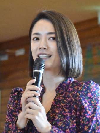 〈別カット〉上映会後、高校生に話をする小川夏果さん＝１４日、鹿児島市の鹿児島南高校