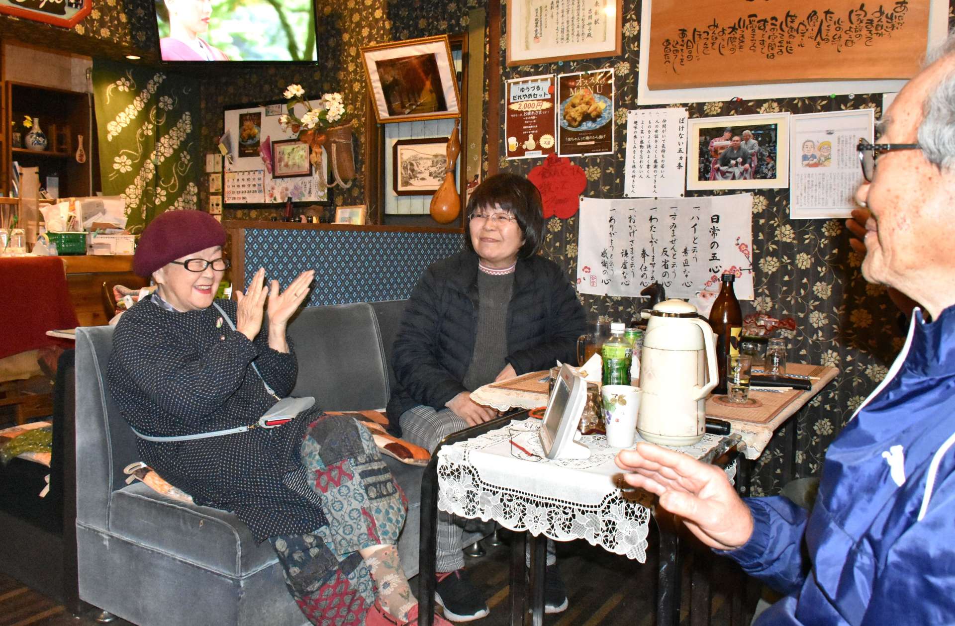 常連客らと談笑する古閑妙子ママ（左）＝１４日夜、伊佐市大口上町