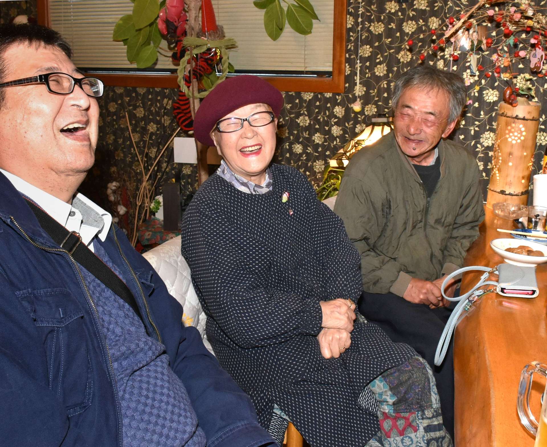 常連客らと談笑する古閑妙子ママ（中央）＝１４日夜、伊佐市大口上町