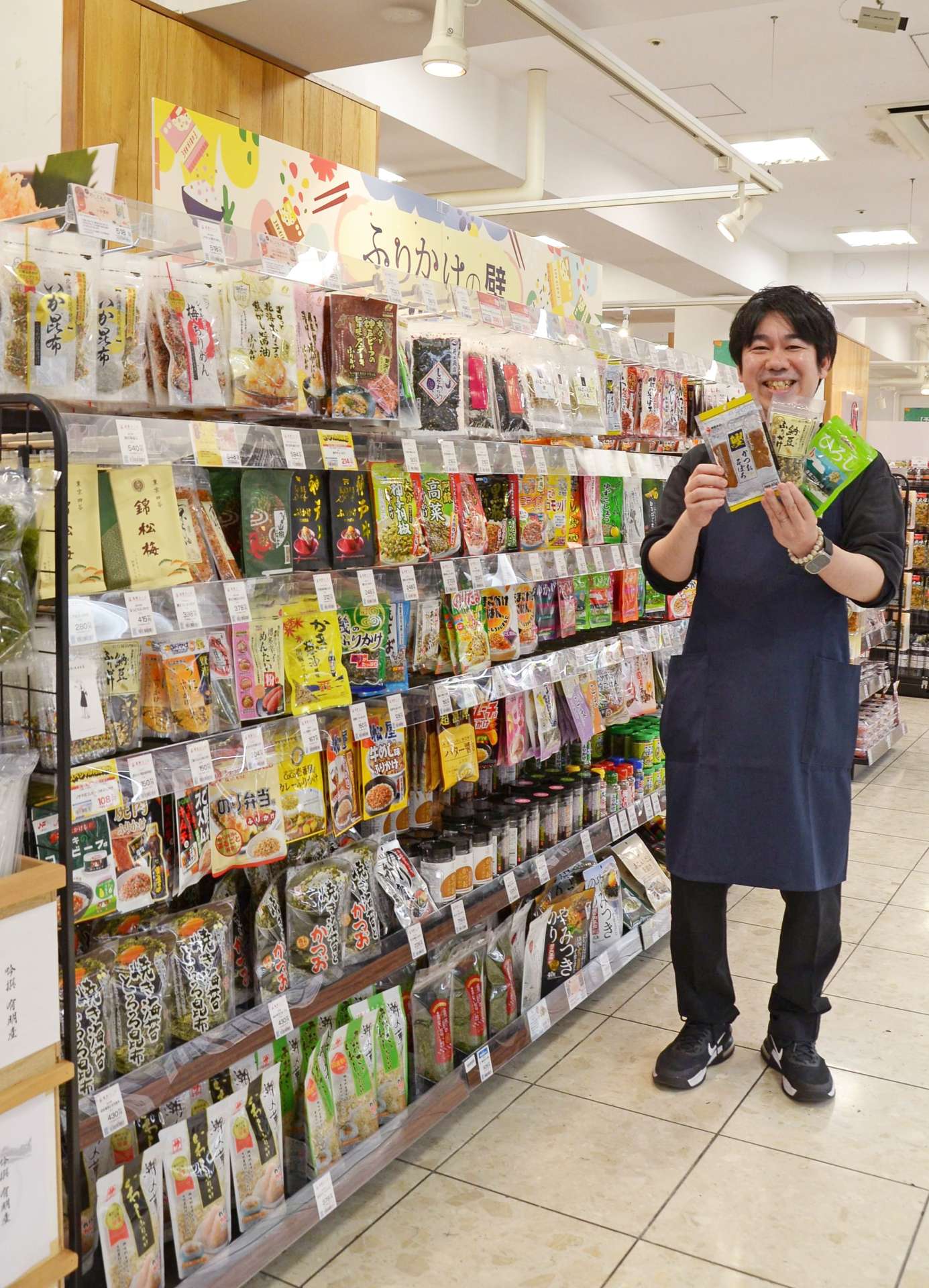 リニューアルで新設した「ふりかけの壁」＝１８日、鹿児島市の北野エースマルヤガーデンズ店