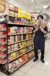 リニューアルで新設した「カレーなる本棚〓」＝１８日、鹿児島市の北野エースマルヤガーデンズ店