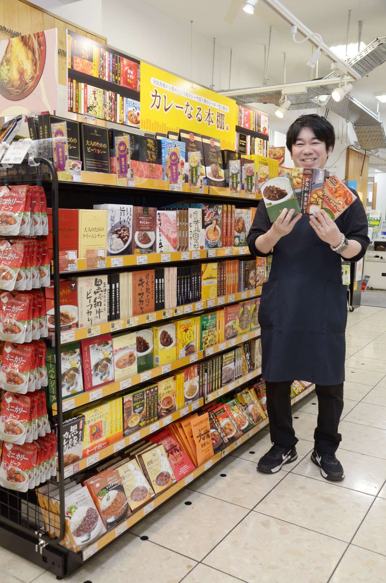 リニューアルで新設した「カレーなる本棚〓」＝１８日、鹿児島市の北野エースマルヤガーデンズ店