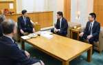 「枕崎鰹節」「指宿鰹節」の地理的表示（ＧＩ）登録を塩田康一知事にＰＲする生産者ら＝１８日、県庁