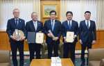 「枕崎鰹節」「指宿鰹節」の地理的表示（ＧＩ）登録の報告に訪れた生産者ら＝１８日、県庁