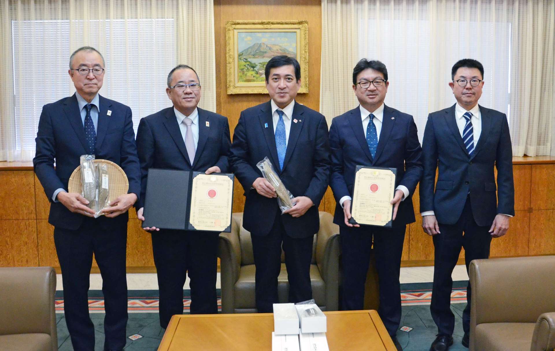 「枕崎鰹節」「指宿鰹節」の地理的表示（ＧＩ）登録の報告に訪れた生産者ら＝１８日、県庁