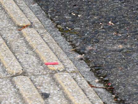 〈関連〉事務所に面した歩道に残された爆竹のかけらのようなもの＝２０２４年１０月２８日、鹿児島市谷山中央３丁目