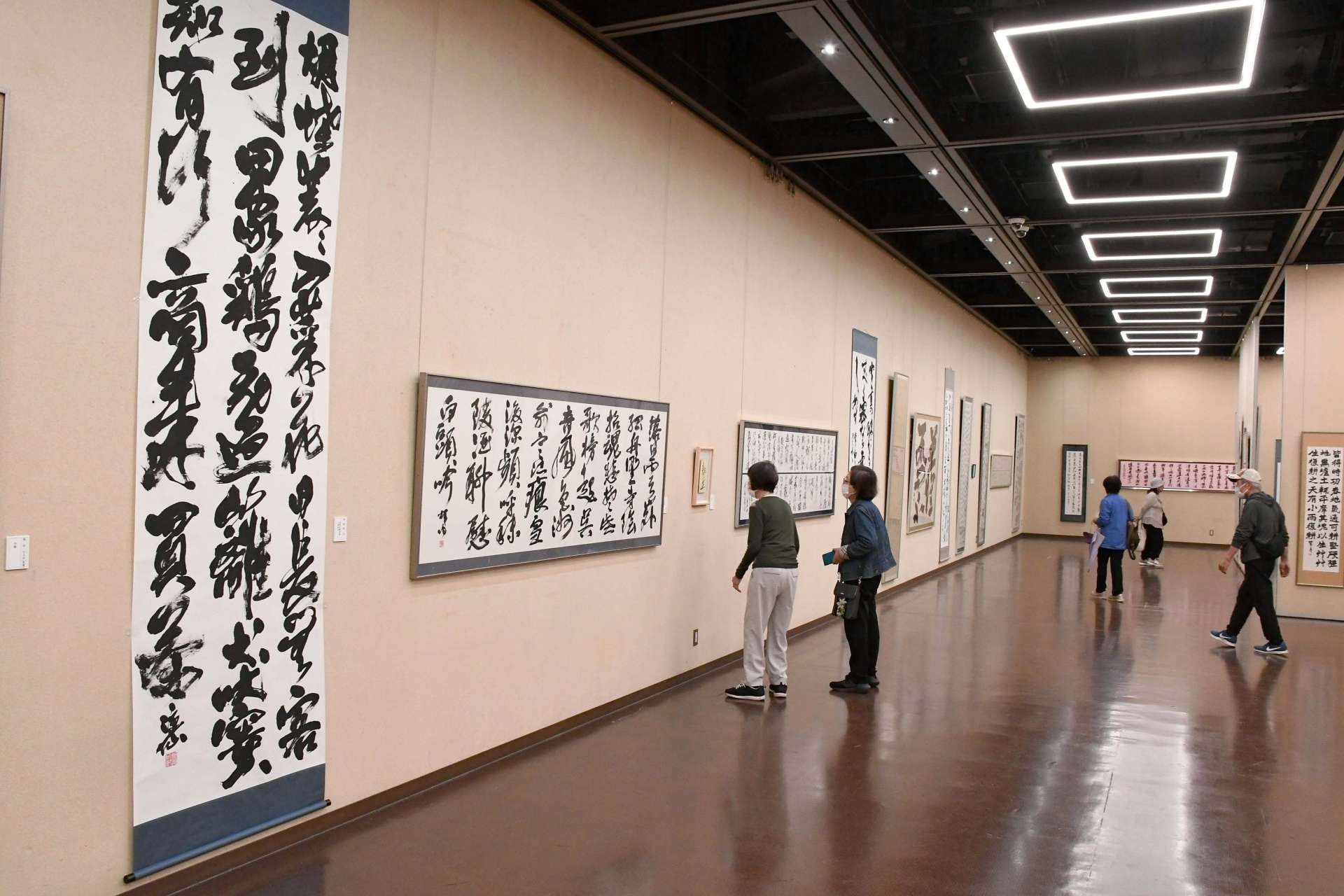 自由な表現の作品が並ぶ会場＝１７日、鹿児島市の黎明館