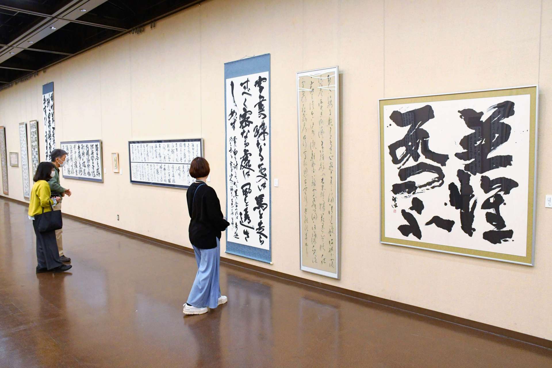 自由な表現の作品が並ぶ会場＝１７日、鹿児島市の黎明館