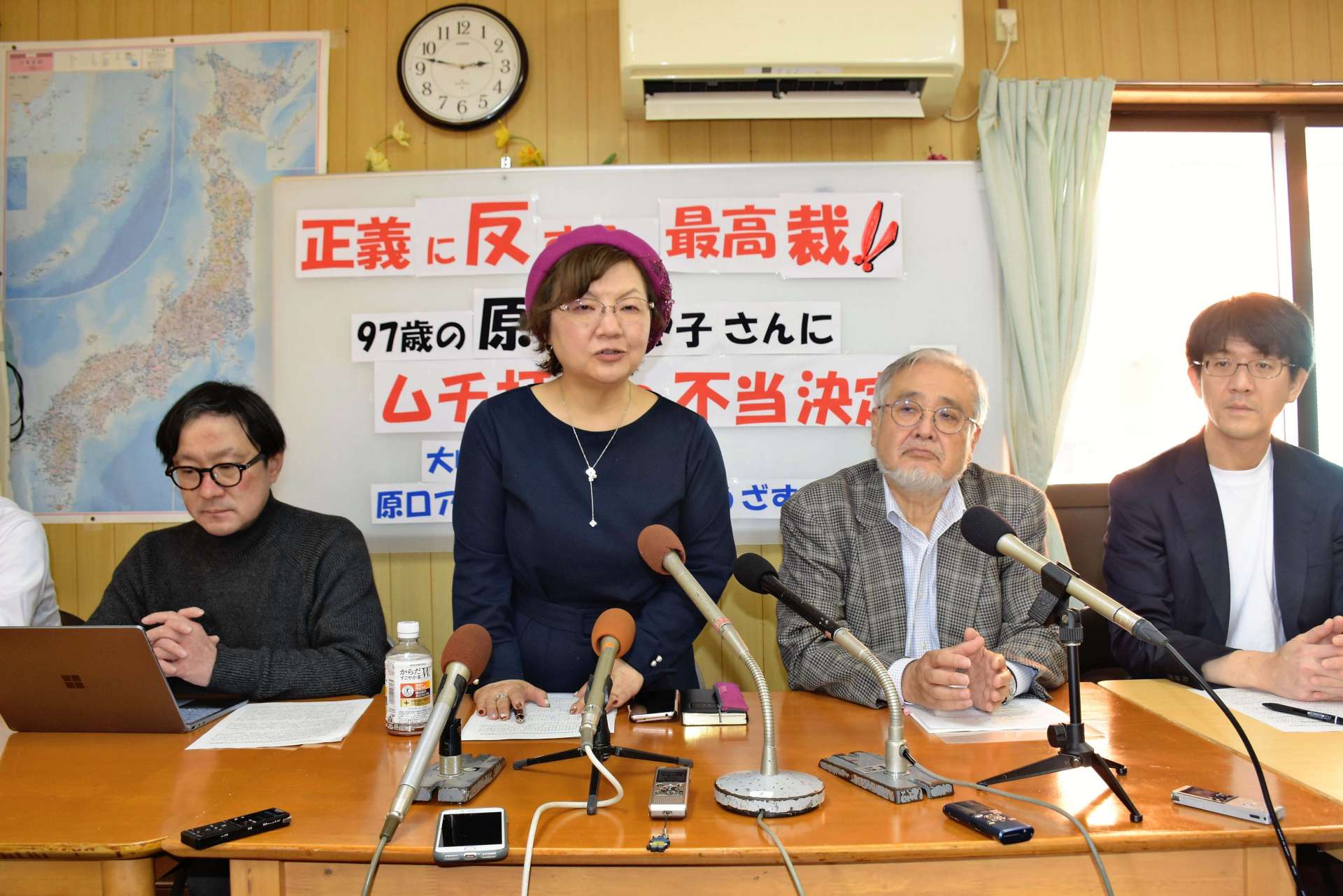 原口アヤ子さんに第４次再審請求棄却を報告し、次の戦いに臨むことを伝えたと会見で説明する大崎事件弁護団の鴨志田祐美事務局長＝３月２日、志布志市のホテル