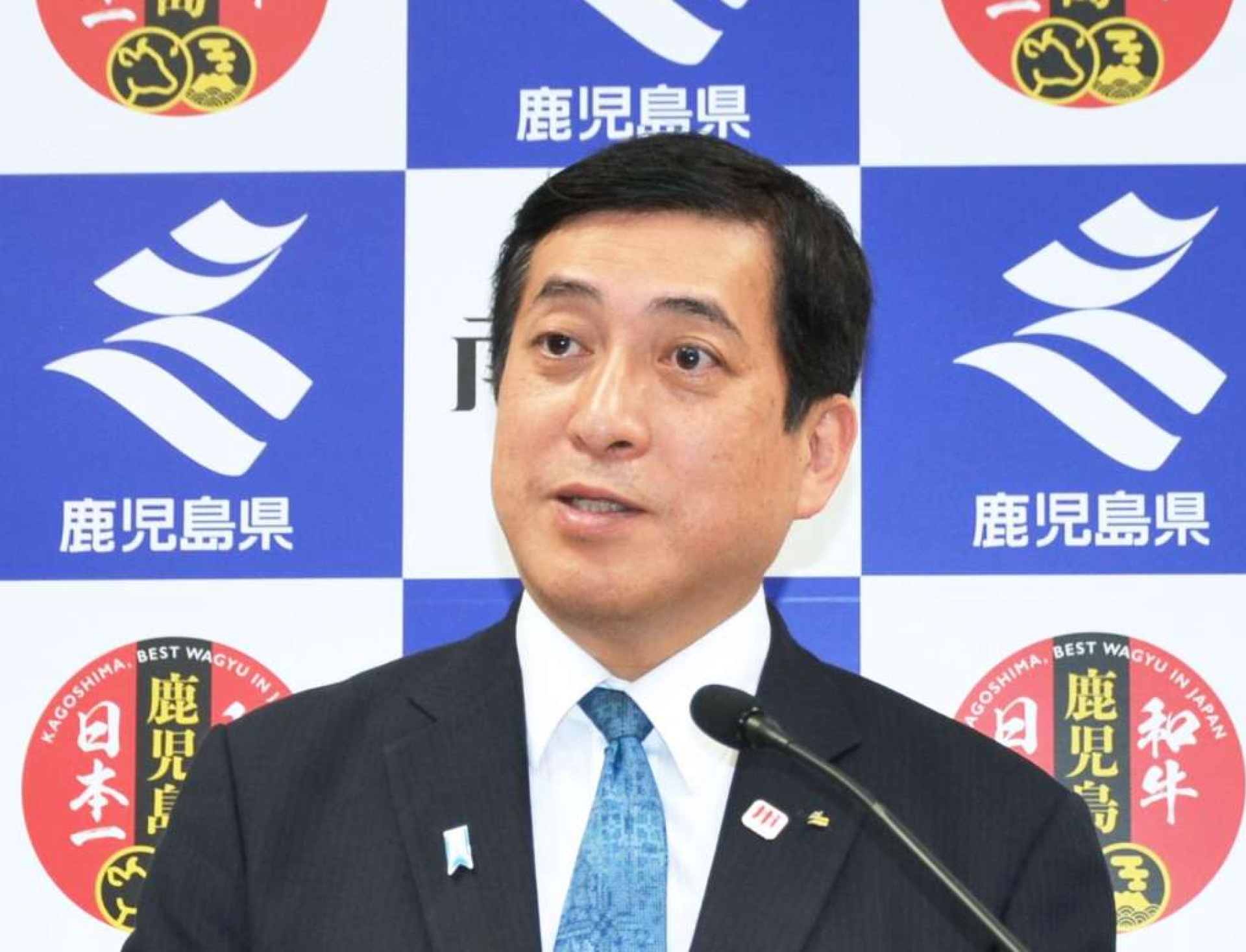 会見で質問に答える塩田康一知事＝１８日、県庁