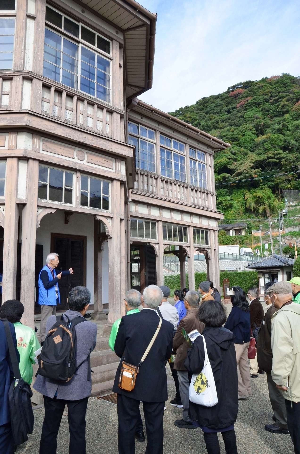 〈資料写真〉「明治日本の産業革命遺産」の構成資産を視察する参加者ら＝鹿児島市吉野町