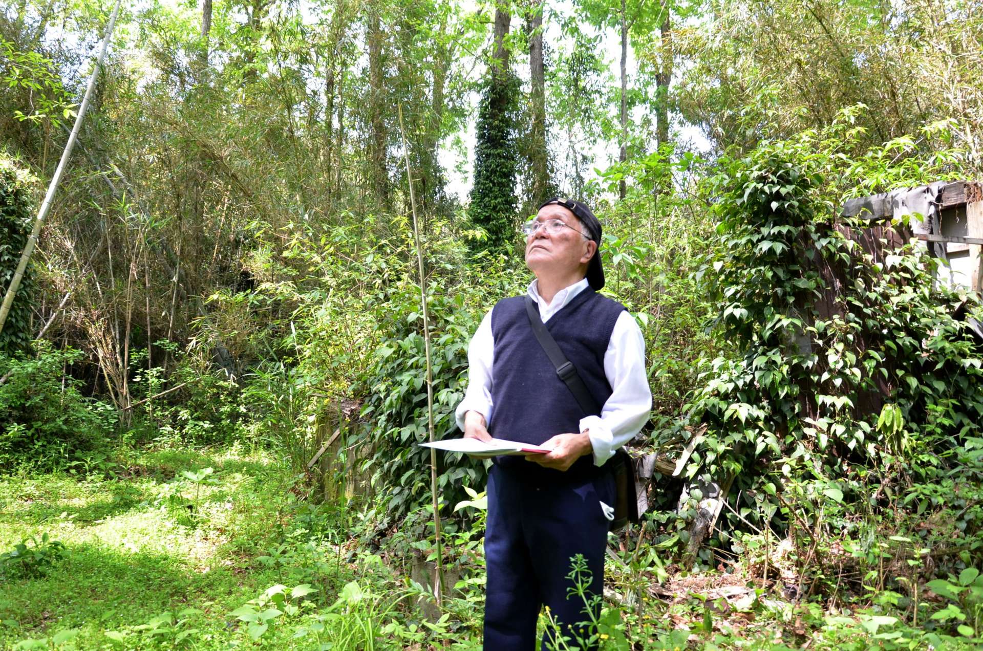 大崎事件の現場を案内する武田佐俊さん＝１６日、大崎町