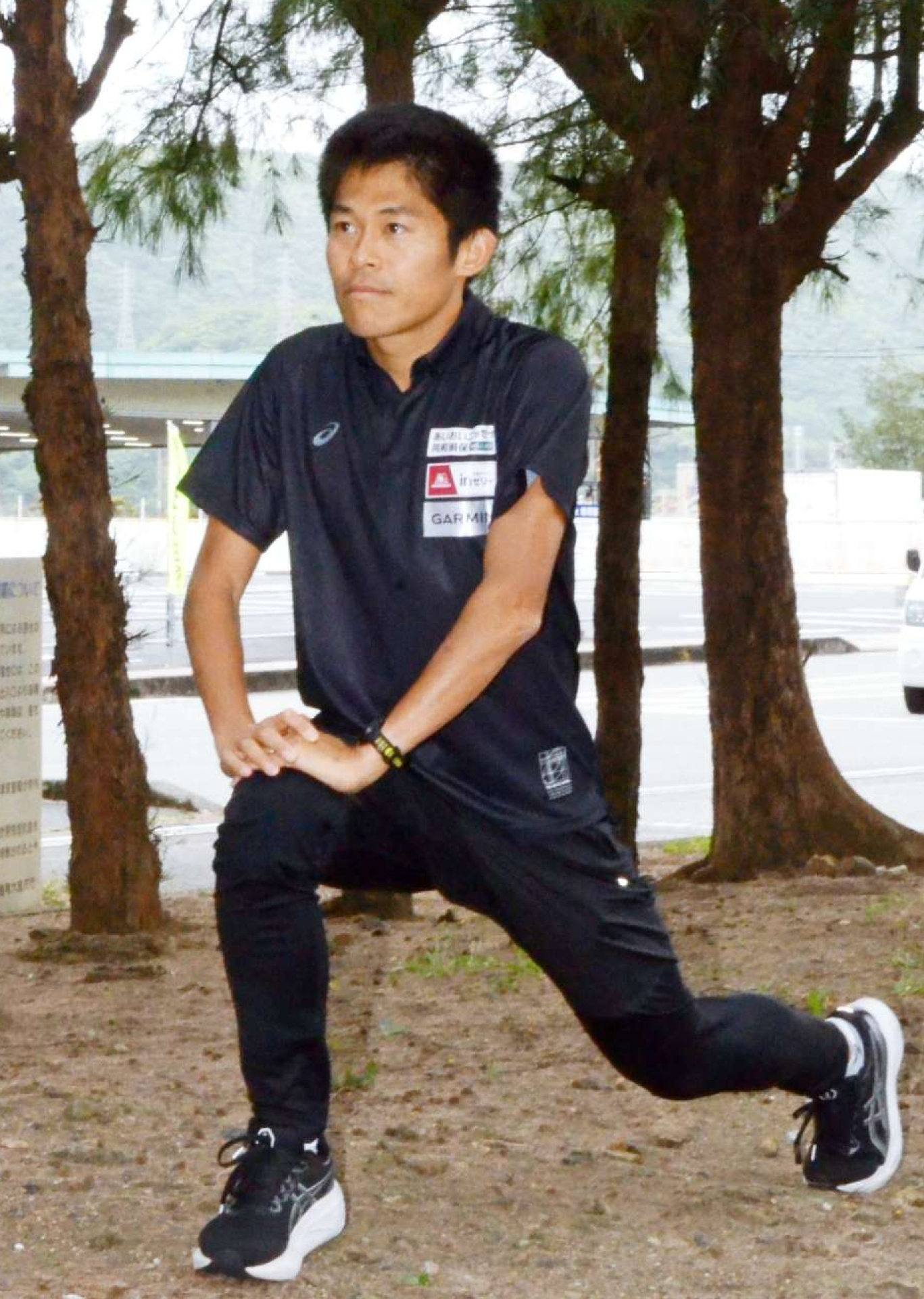 自主トレーニングに励む川内優輝選手＝１７日、奄美市名瀬長浜町