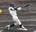 ６回表神村無死満塁、入耒田が右翼線に２点適時二塁打を放つ＝２０日、たちばなしんきんフィールド・オブ・ドリームス