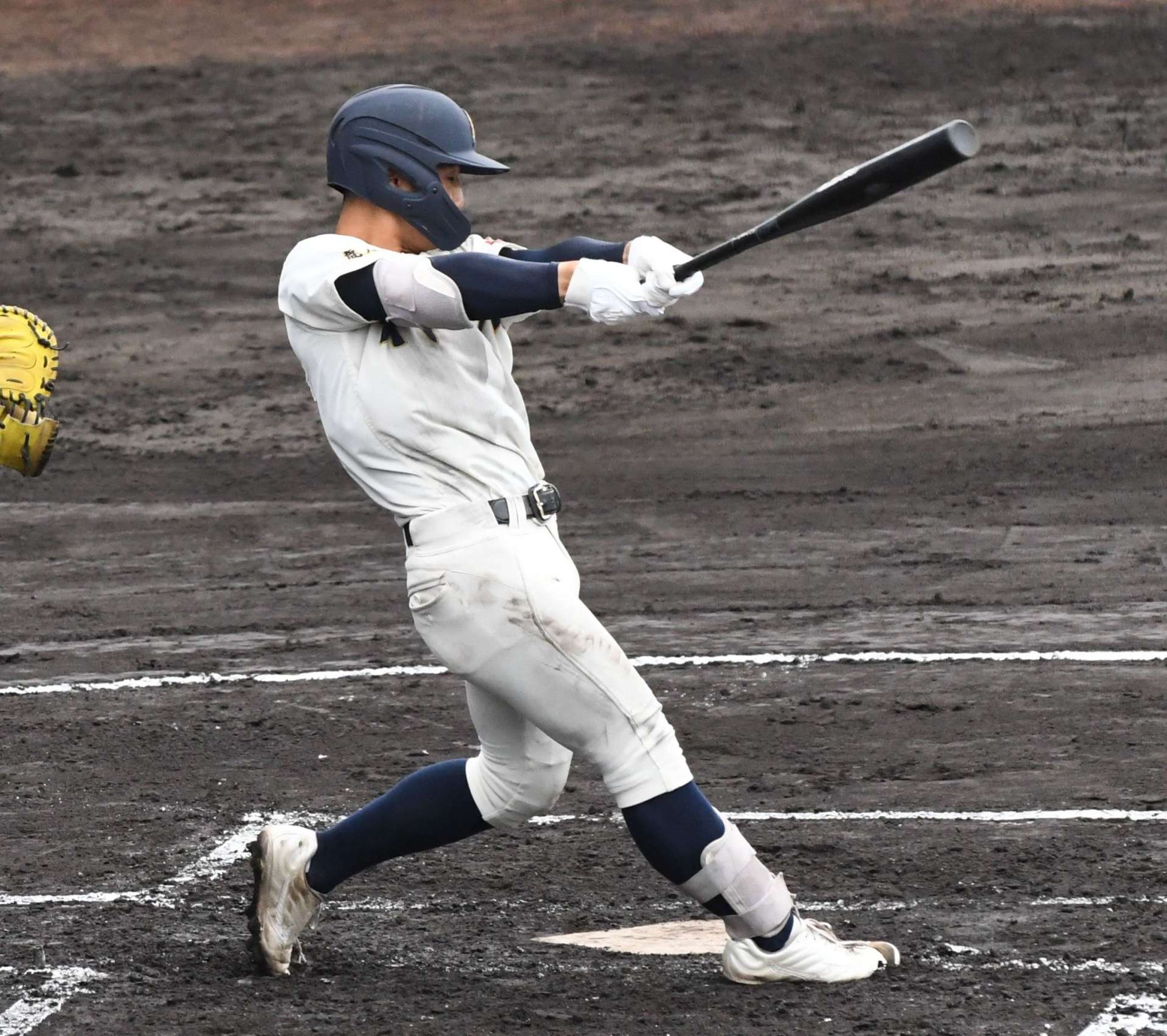 ６回表神村無死満塁、入耒田が右翼線に２点適時二塁打を放つ＝２０日、たちばなしんきんフィールド・オブ・ドリームス