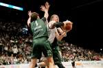 第３クオーター、ゴール下で競り合うレブナイズのハームス＝ＧＬＩＯＮ　ＡＲＥＮＡ　ＫＯＢＥ（（C）Ｂリーグ）