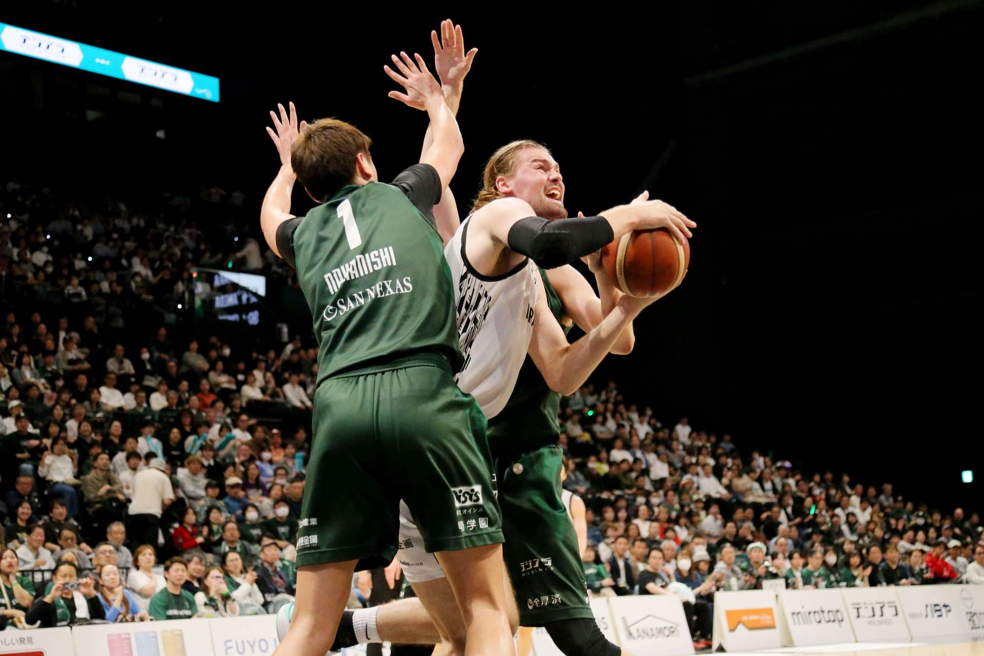 第３クオーター、ゴール下で競り合うレブナイズのハームス＝ＧＬＩＯＮ　ＡＲＥＮＡ　ＫＯＢＥ（（C）Ｂリーグ）